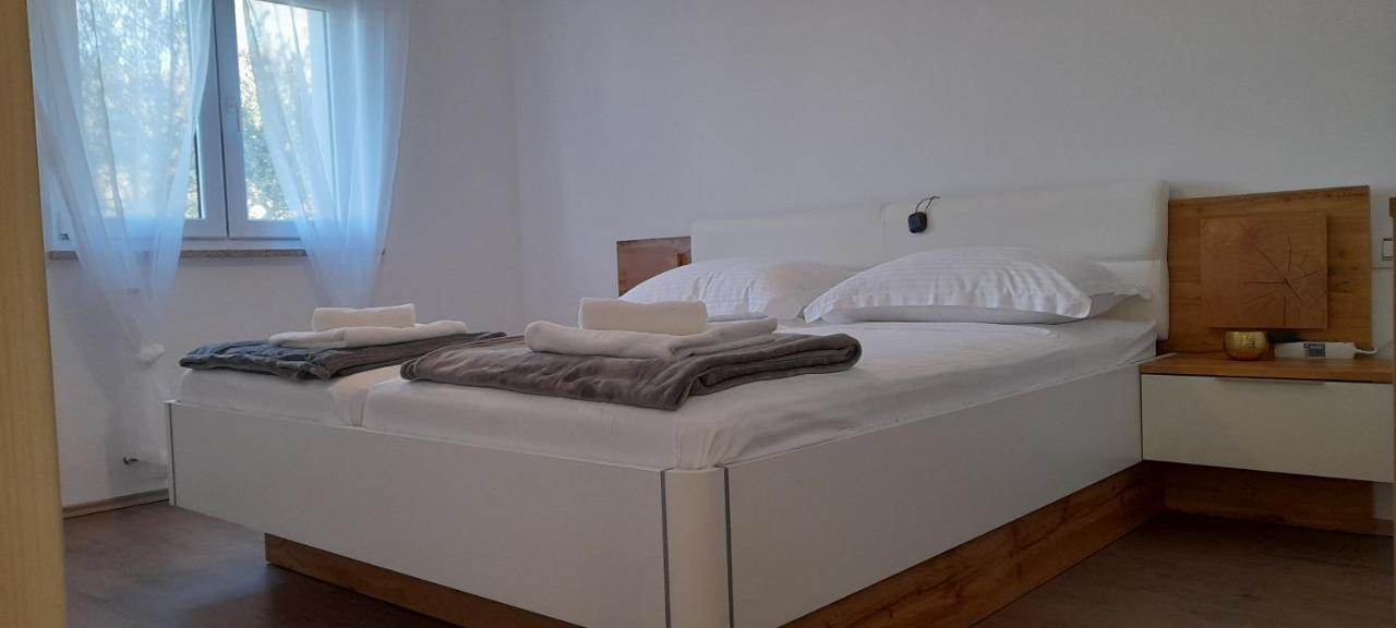 PUY Holiday House Emjalemi מראה חיצוני תמונה