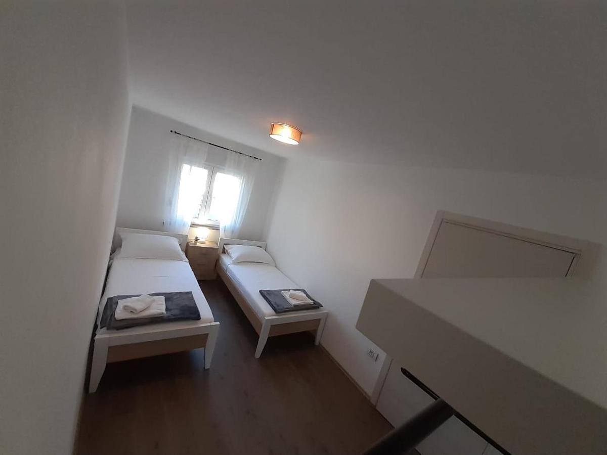 PUY Holiday House Emjalemi מראה חיצוני תמונה