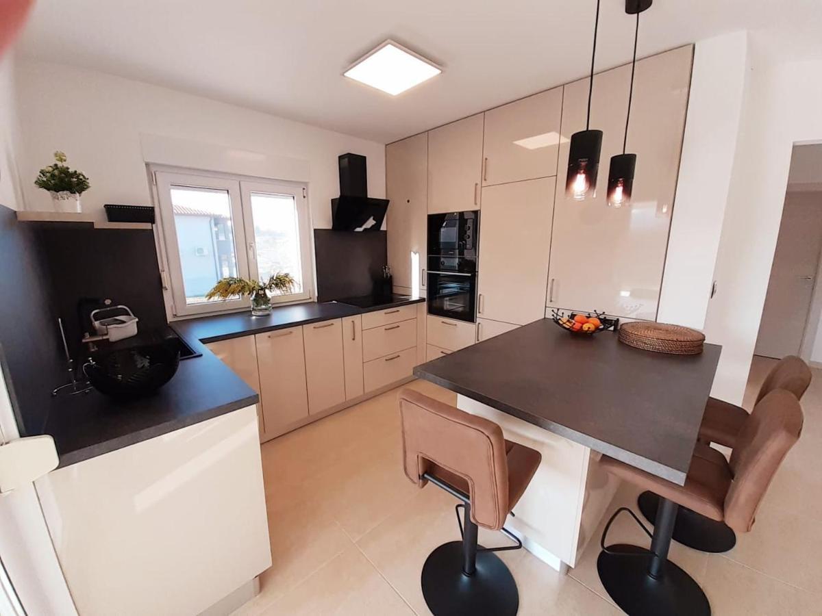 PUY Holiday House Emjalemi מראה חיצוני תמונה