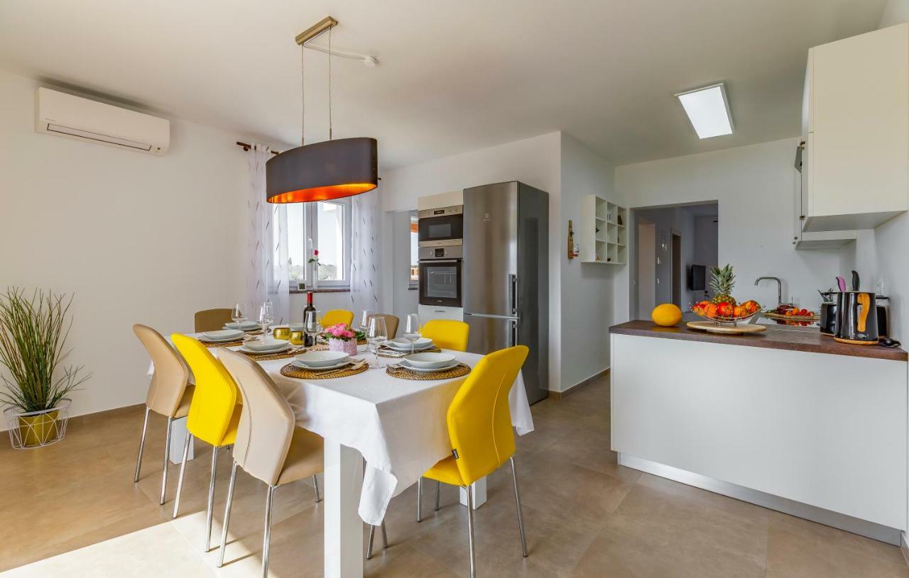 PUY Holiday House Emjalemi מראה חיצוני תמונה