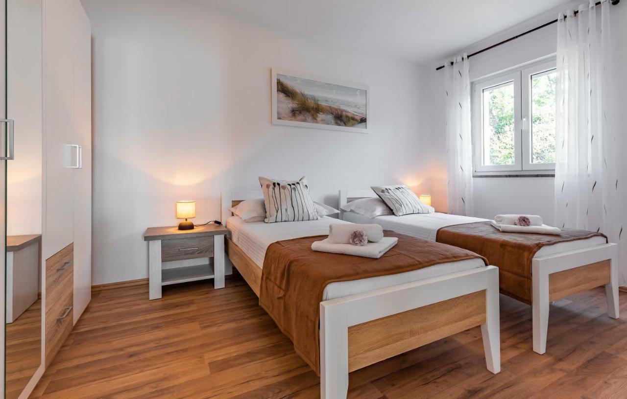 PUY Holiday House Emjalemi מראה חיצוני תמונה