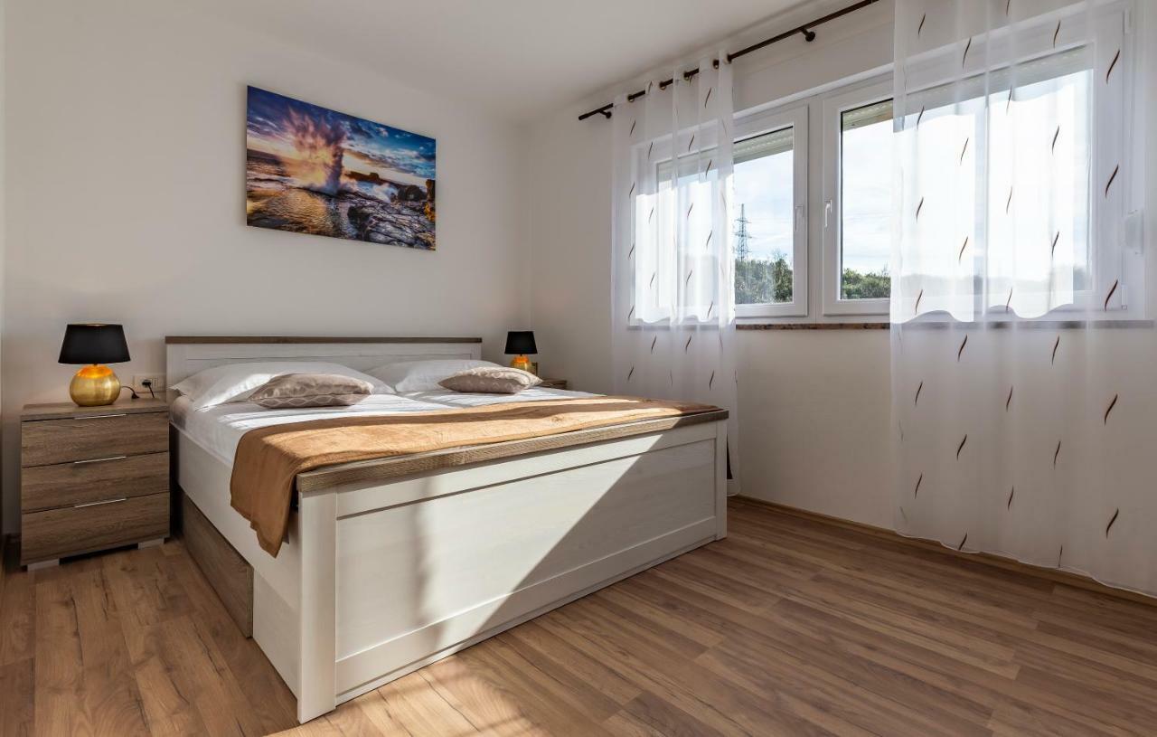 PUY Holiday House Emjalemi מראה חיצוני תמונה