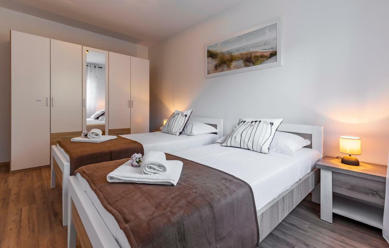 PUY Holiday House Emjalemi מראה חיצוני תמונה